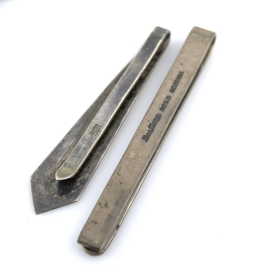 MANSCHETTKNAPPAR, NÅLAR mm. 42 delar, några delar silver, övriga metall.