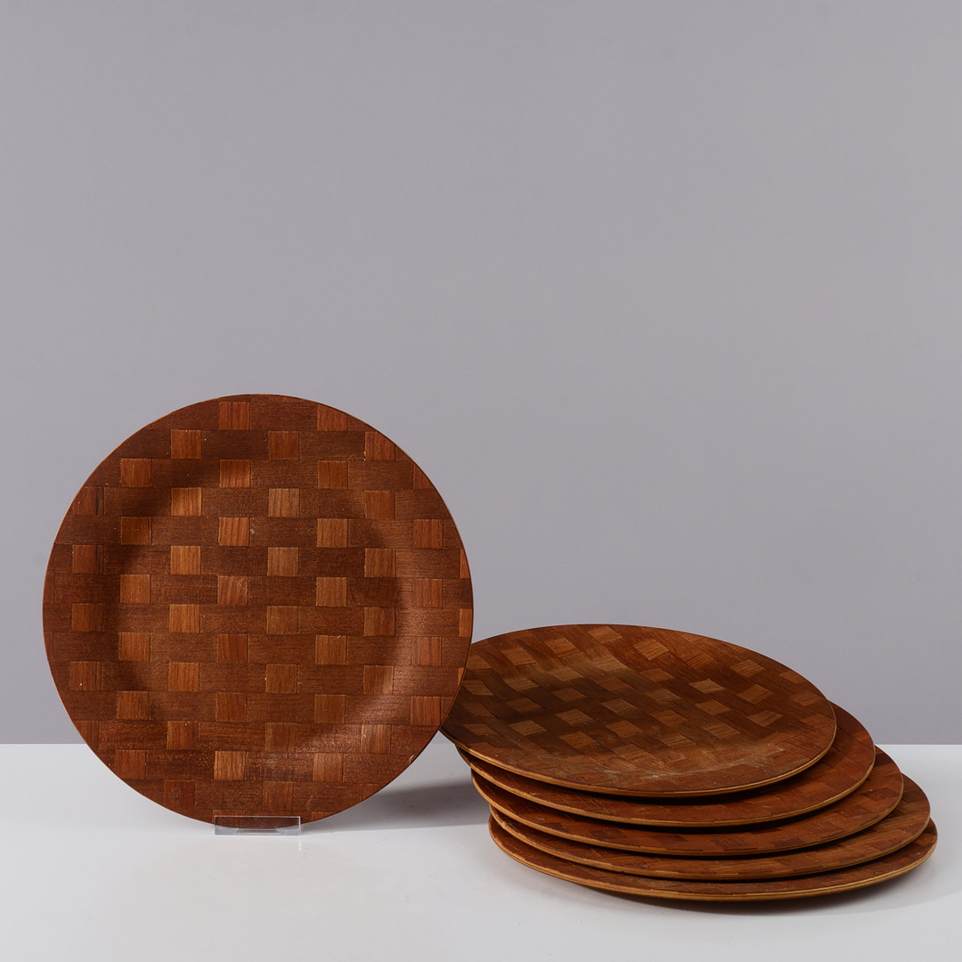 Set of six dinner plates in plywood veneered with woven teak, presumably Scandinavian designer, 1950s/60s, (6).
