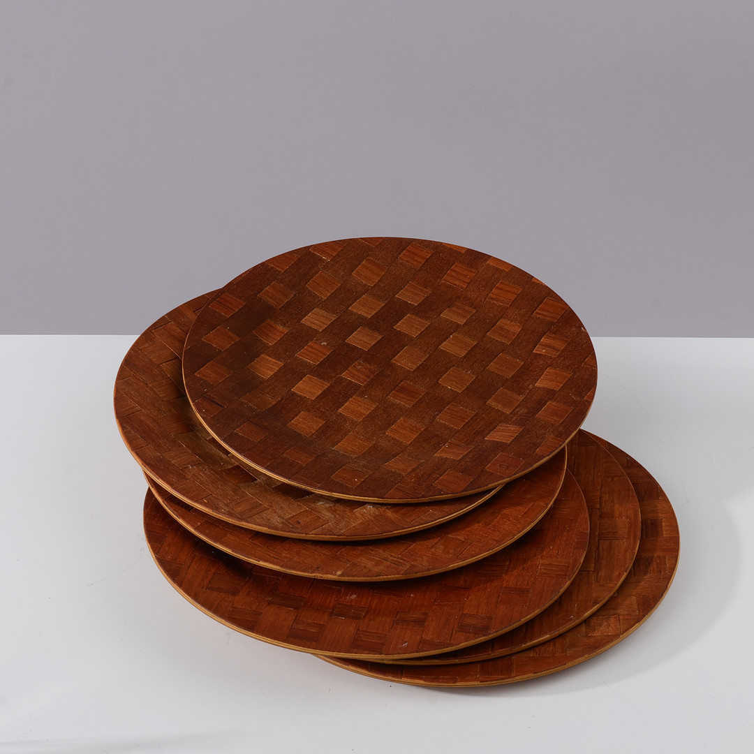 Set of six dinner plates in plywood veneered with woven teak, presumably Scandinavian designer, 1950s/60s, (6).