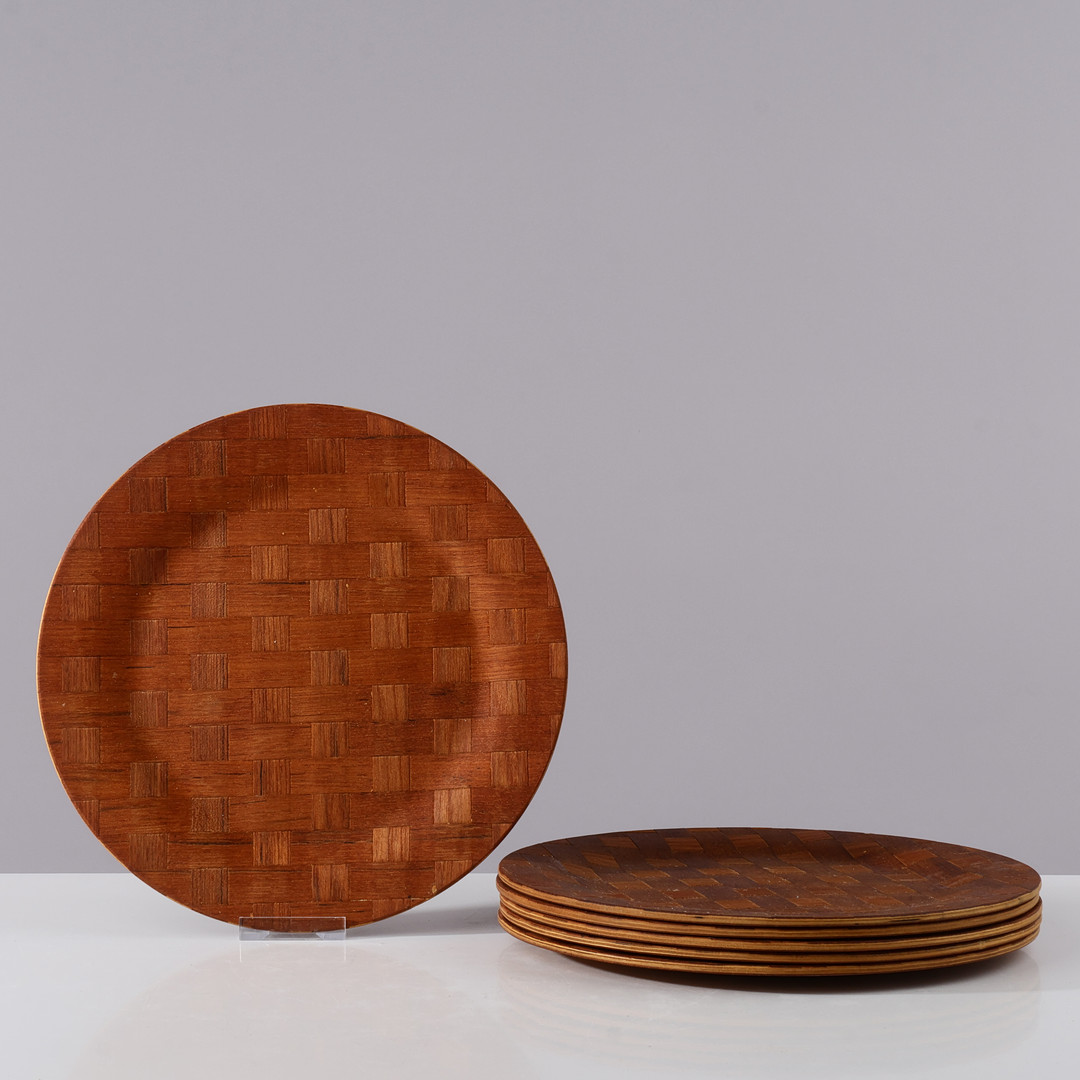 Set of six dinner plates in plywood veneered with woven teak, presumably Scandinavian designer, 1950s/60s, (6).