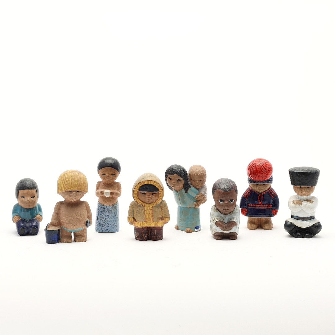 LISA LARSON. Figuriner, 8 stycken ur serien "All Världens Barn", Gustavsberg.