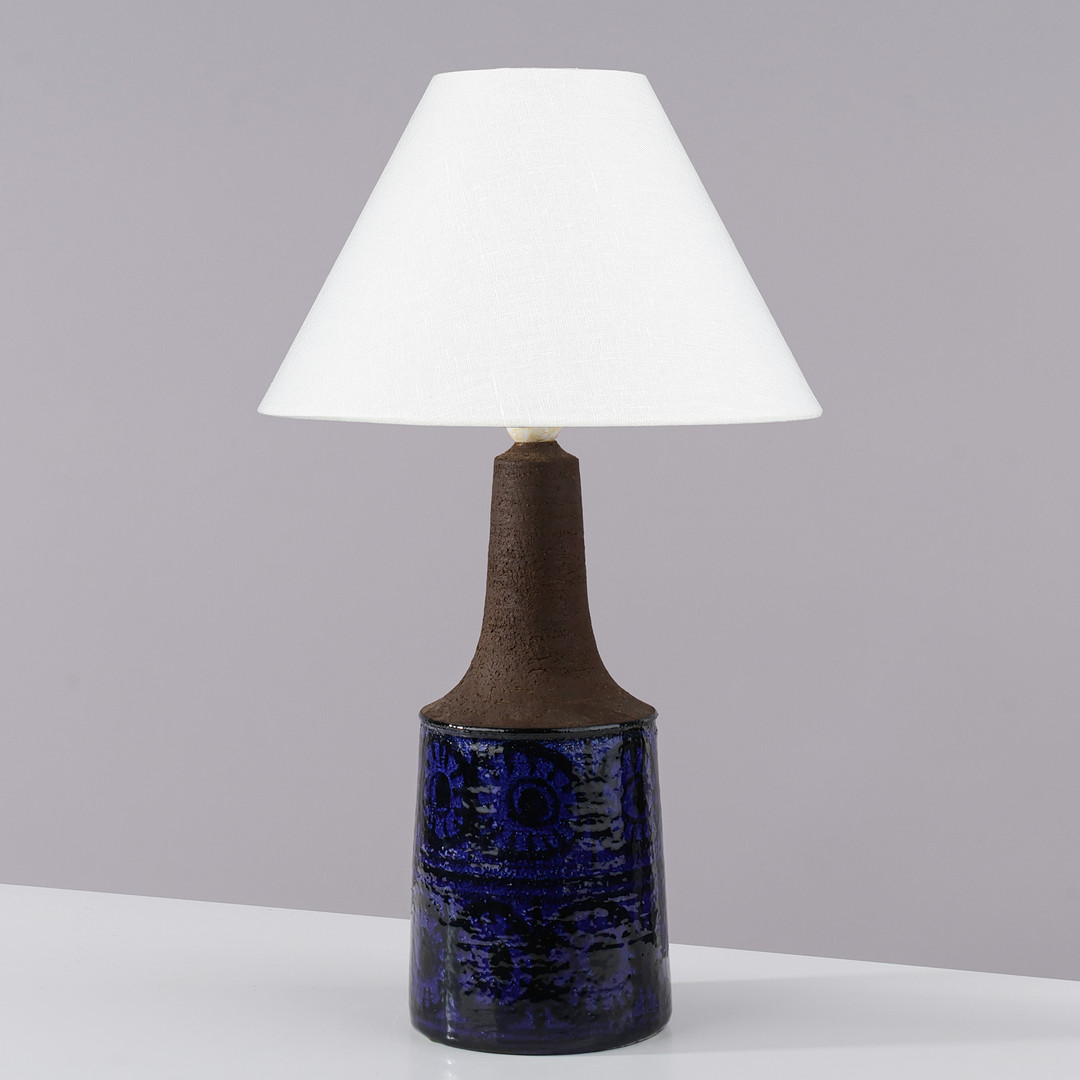 JETTE HELLERØE (F.1940). Bordlampe af delvist glaseret stentøj udsmykket med håndmalede blomstermotiver i sort og lilla, eget værksted, Danmark, 1970'erne.