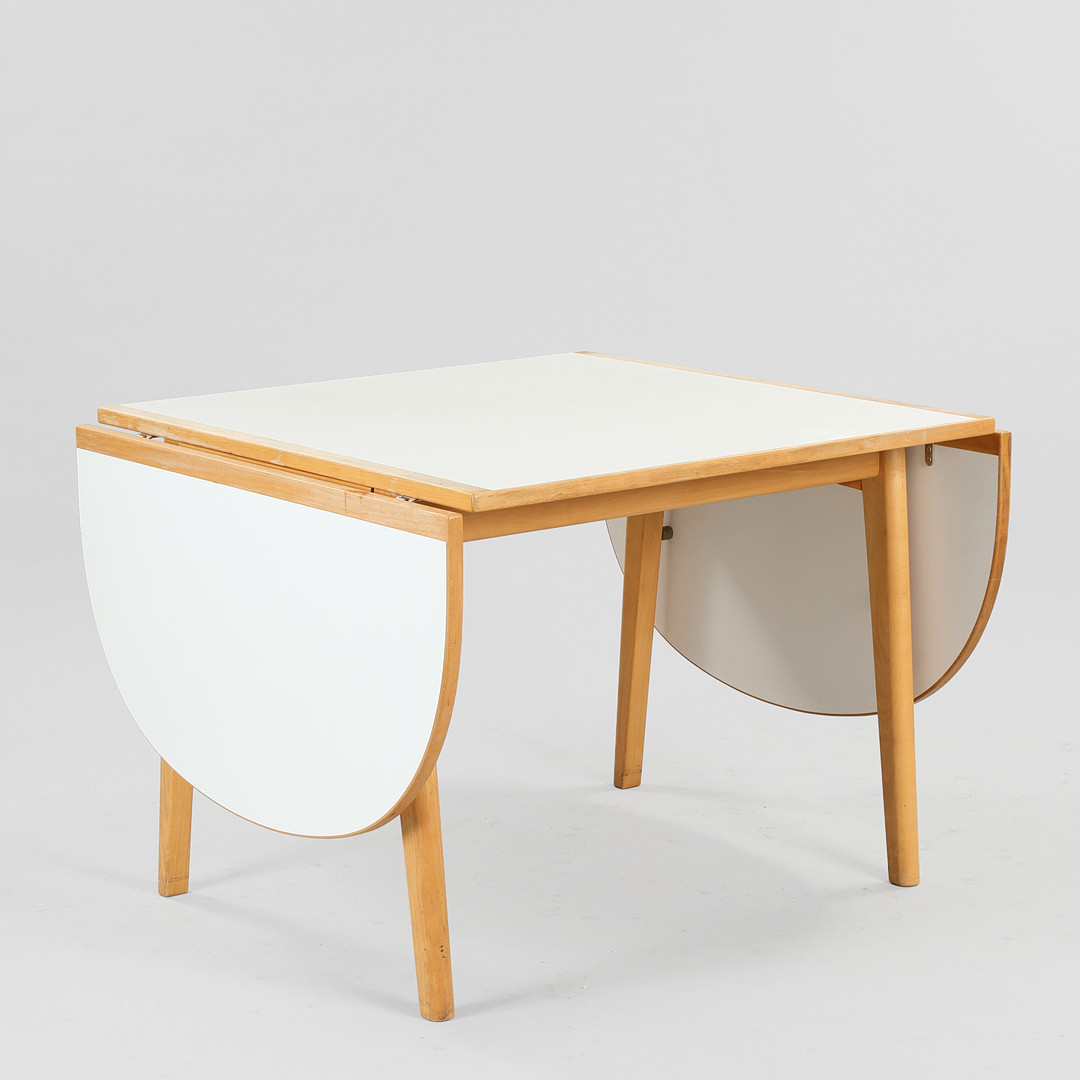 HANS J WEGNER. Kvadratisk spisebord af bøg og hvid laminat, klapper i sider, Getama, Danmark. (3).