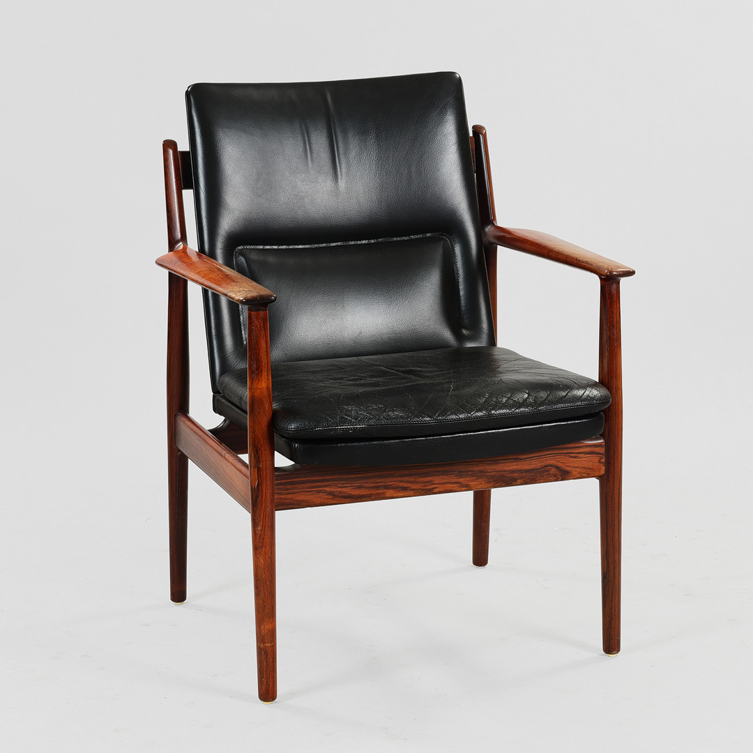 ARNE VODDER. Armstol med stel af palisander, sæde og ryg betrukket med sort læder, model nr. 431, Sibast Møbler, Danmark, 1960'erne.