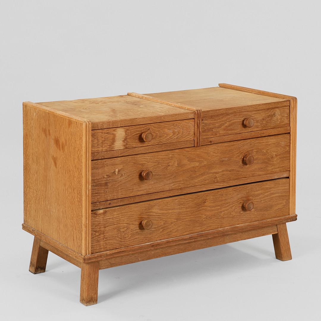 DANSK MØBELDESIGN. Kommode af eg med skuffer og spejl, ca. 1940'erne.