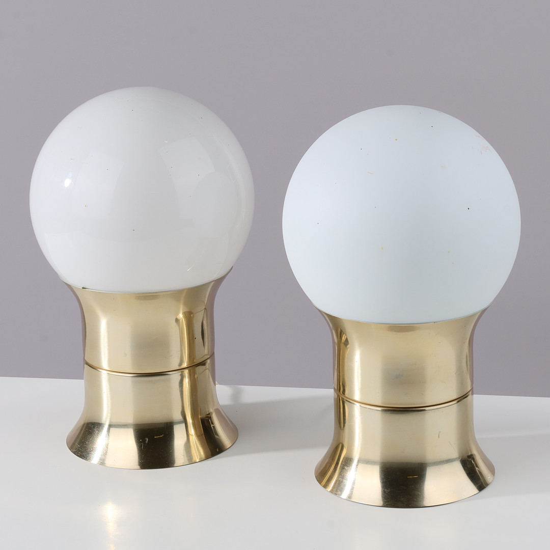 HEMI: Et par bordlamper af gyldent metal med hvide glaskupler, model "KLOT 2", Sverige, 1960/70'erne, (2).