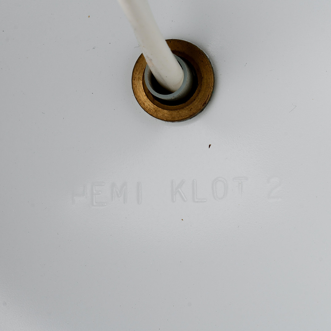 HEMI: Et par bordlamper af gyldent metal med hvide glaskupler, model "KLOT 2", Sverige, 1960/70'erne, (2).