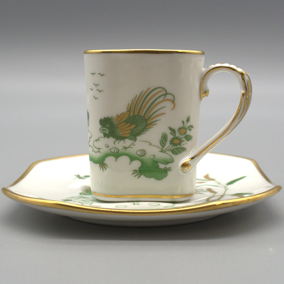 RICHARD GINORI. SET AUS TASSE UND UNTERTASSE, HANDBEMALT MIT GOLDRAND, VERZIERT MIT ZWEI VÖGELN.