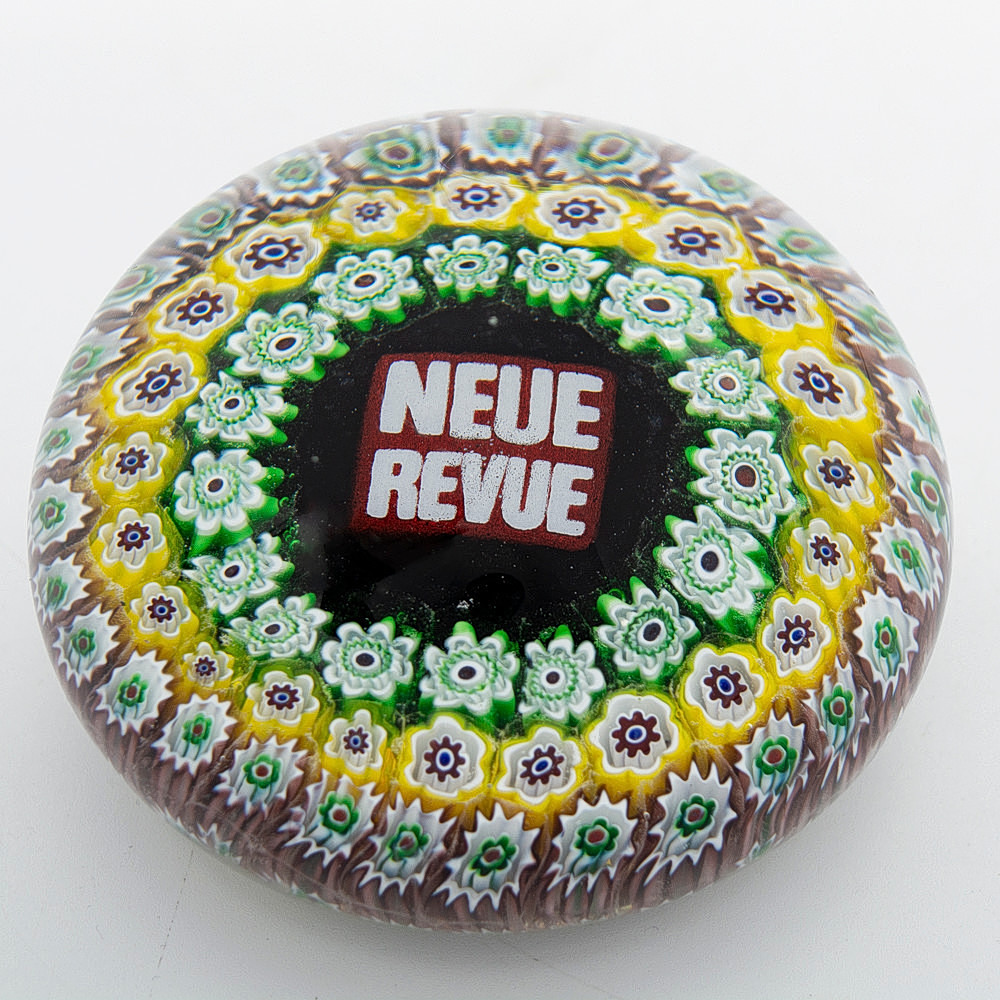 PAPERWEIGHT AUS MURANO, GLAS, MILLEFIORI, REKLAME "NEUE REVUE".