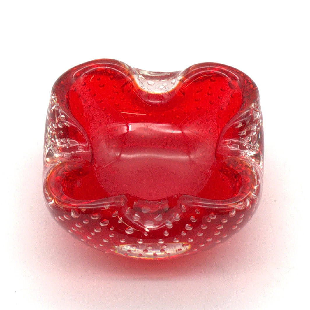 ARCHIMEDE SEGUSO. MURANO-GLASSCHALE, ROT-TRANSPARENT MIT LUFTEINSCHLÜSSEN., ITALIEN, UM 1950.