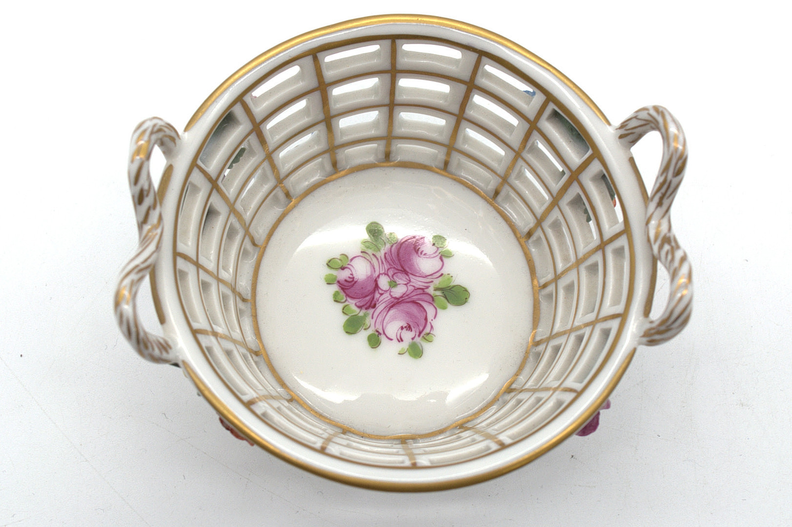 DRESDNER PORZELLAN HENKELKORB DURCHBROCHEN GEARBEITET MIT BLUMEN.