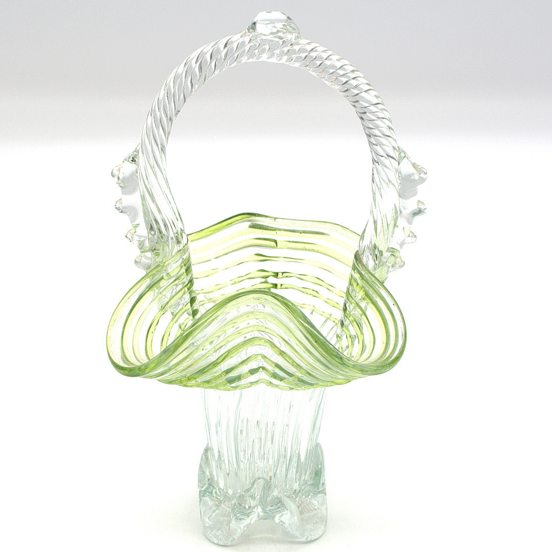 MURANO GLASHENKELVASE GRÜN UND TRANSPARENT ALS PLASTISCHER KORB 50ER JAHRE.