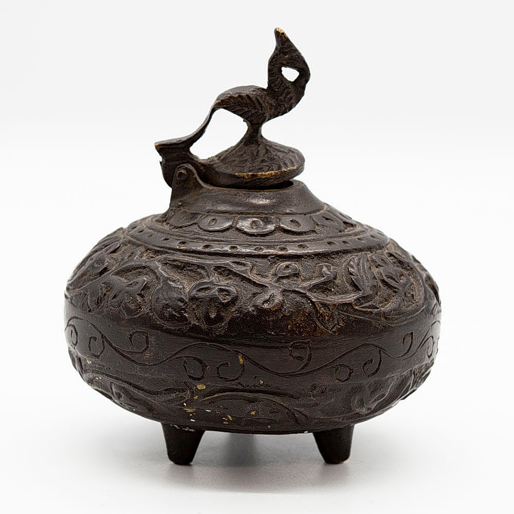 GEFÄSS MIT KLAPPBAREM DECKEL AUS BRONZE, FLORALES MUSTER UND PFAU, ASIEN, 19. JAHRHUNDERT.