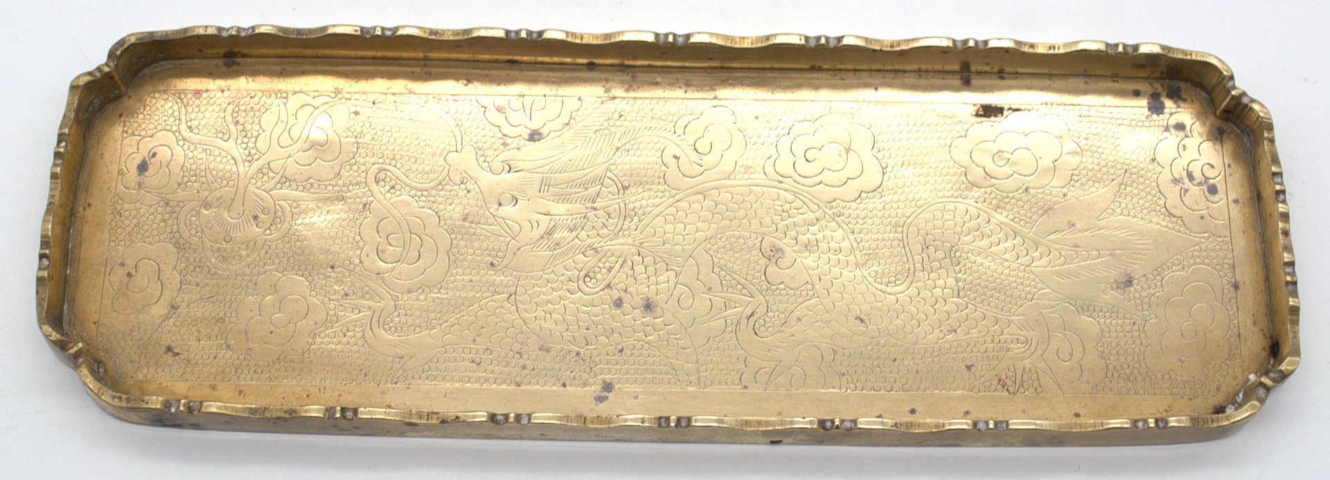 CHINESISCHES MESSING-TABLETT MIT DRACHENMOTIV, UM 1900.