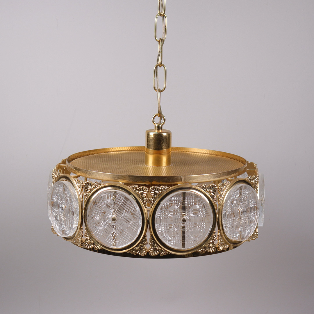 TAKLAMPA, glas med stomme av mässing, troligen Carl Fagerlund för Orrefors, 1960/70-tal.
