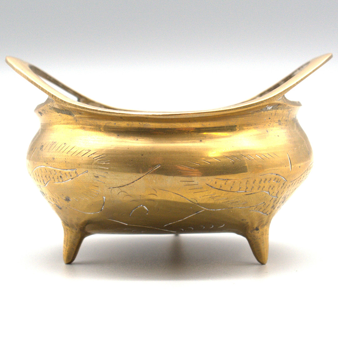 DREIBEINIGES WEIHRAUCHGEFÄSS (RÄUCHERGEFÄSS) AUS MESSING MIT XUANDE-MARKE, CHINA, 20. JH.