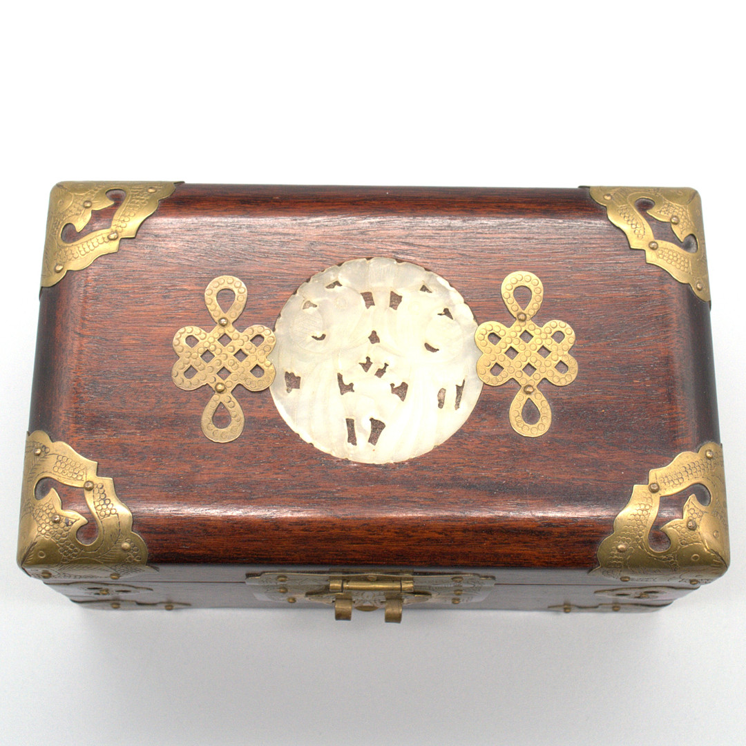 CHINESISCHE SCHATULLE AUS HARTHOLZ MIT JADE-INLAY UND MESSINGAPPLIKATIONEN, 20. JH.