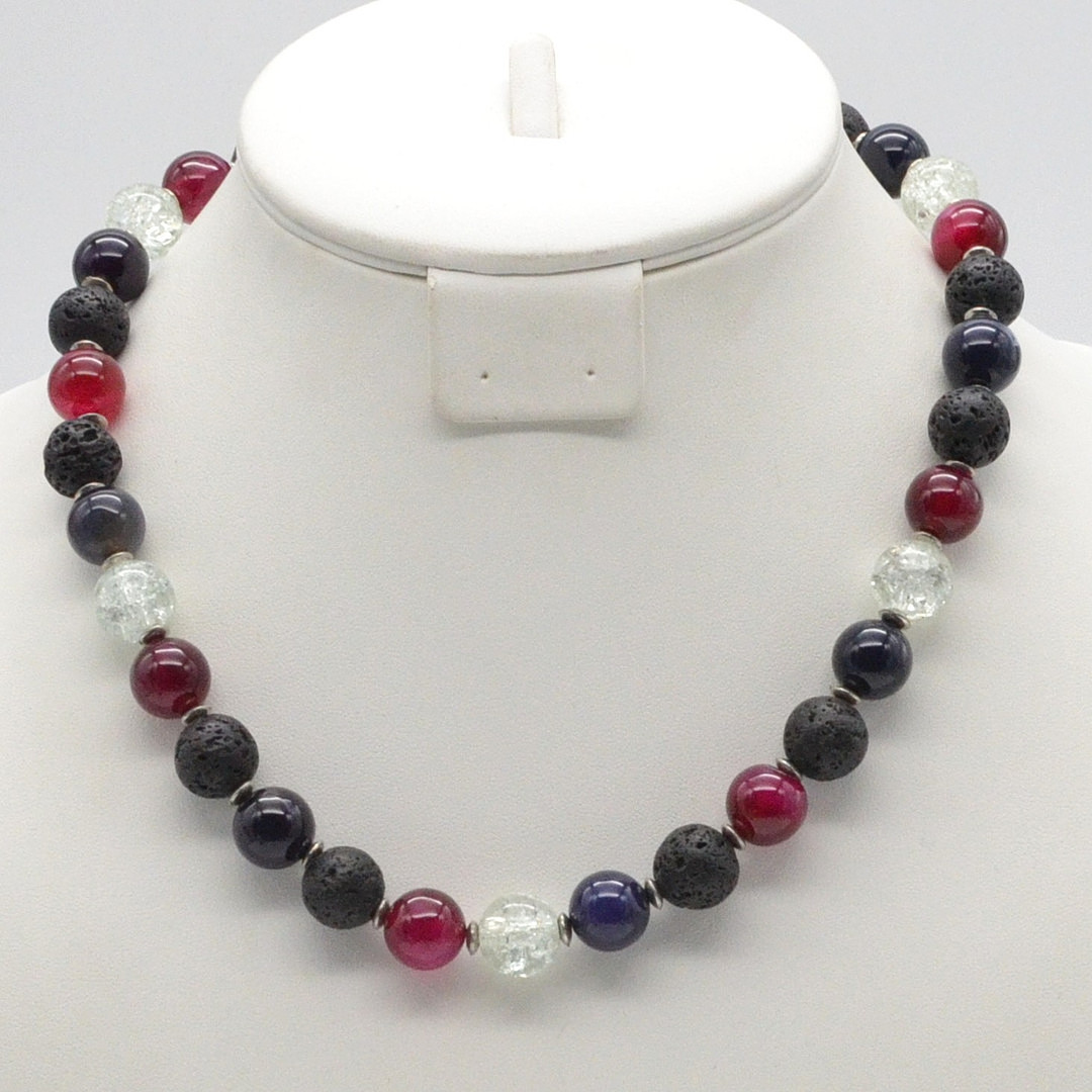 PERLENCOLLIER AUS LAVASTEIN, GRANAT, AMETHYST UND BERGKRISTALL, VERSILBERTE TRENNPERLEN, VERSILBERTER VERSCHLUSS, CA. 47,5 CM.