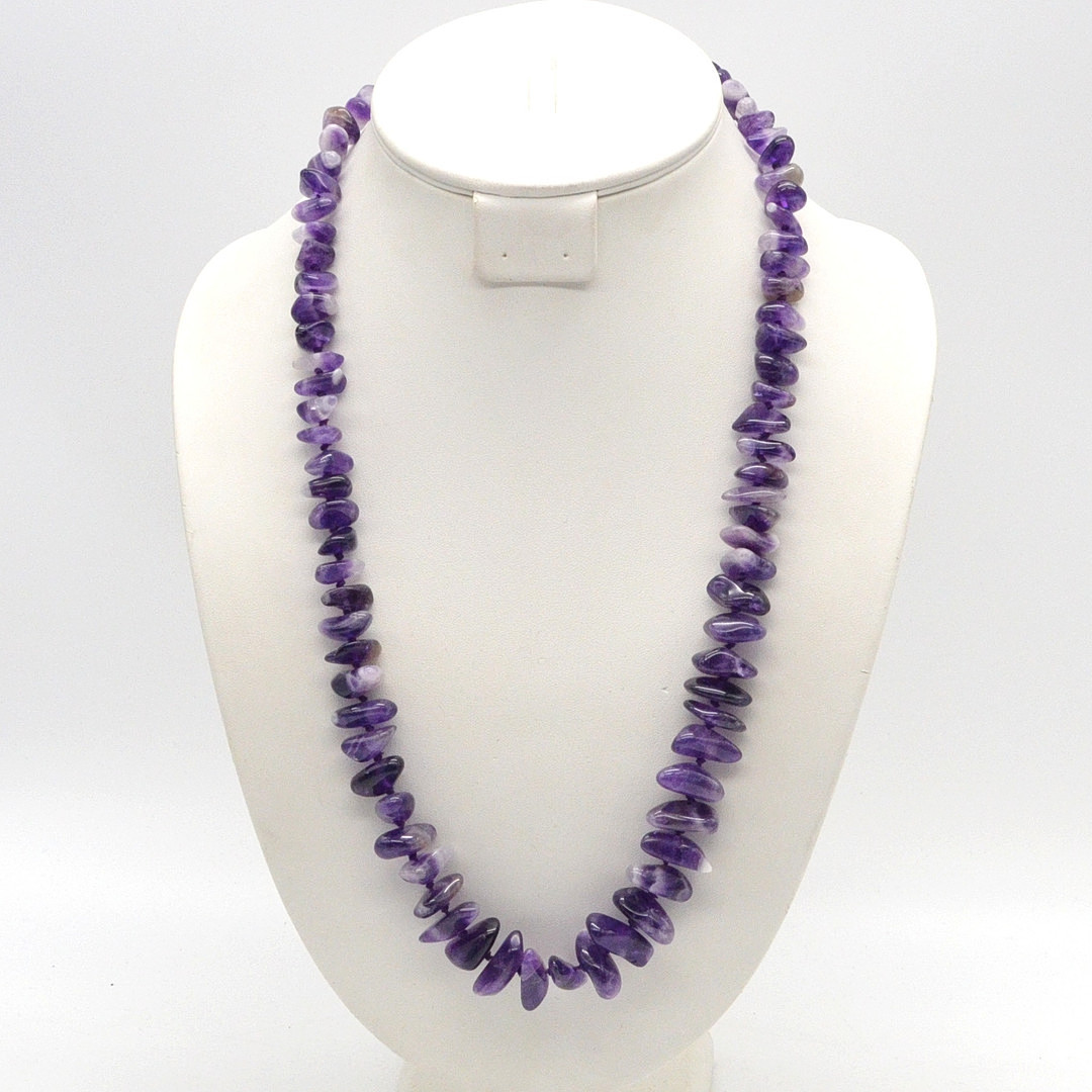 EDELSTEINCCOLLIER AUS AMETHYST, POLIERTE OBERFLÄCHE, EINZELN GEKNÜPFT, GRÖSSE NACH ANGEORDNET, VERGOLDETER VERSCHLUSS, VINTAGE, CA. 62 CM.