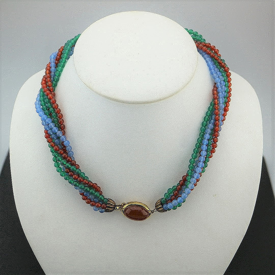COLLIER MIT GLASPERLEN, VERGOLDETEM 800ER SILBER UND KARNEOL CABOCHON, MEHRSTRÄNGIG, UM 1930ER.