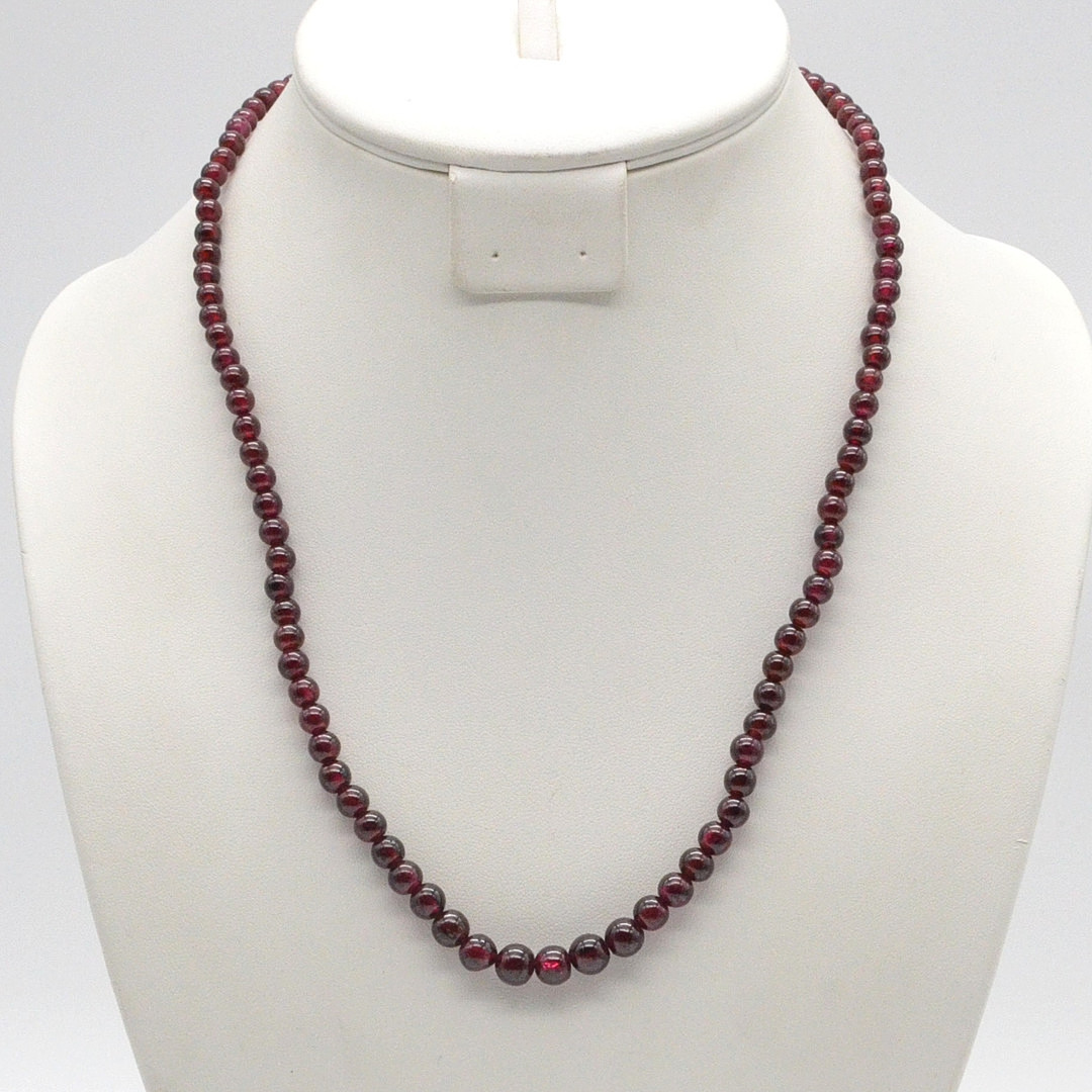 COLLIER MIT RUNDEN GRANATPERLEN, VERGOLDETER VERSCHLUSS, GESAMTLÄNGE CA. 53 CM, VINTAGE.