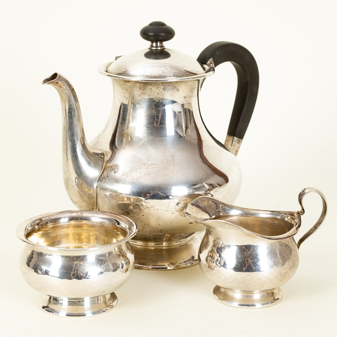 BWKS. Kaffeekanne mit Zuckerschale und Sahnegießer, Silber, Bremer Werkstätten für kunsthandwerkliche Silberarbeiten, Deutschland, 20. Jh. (3).