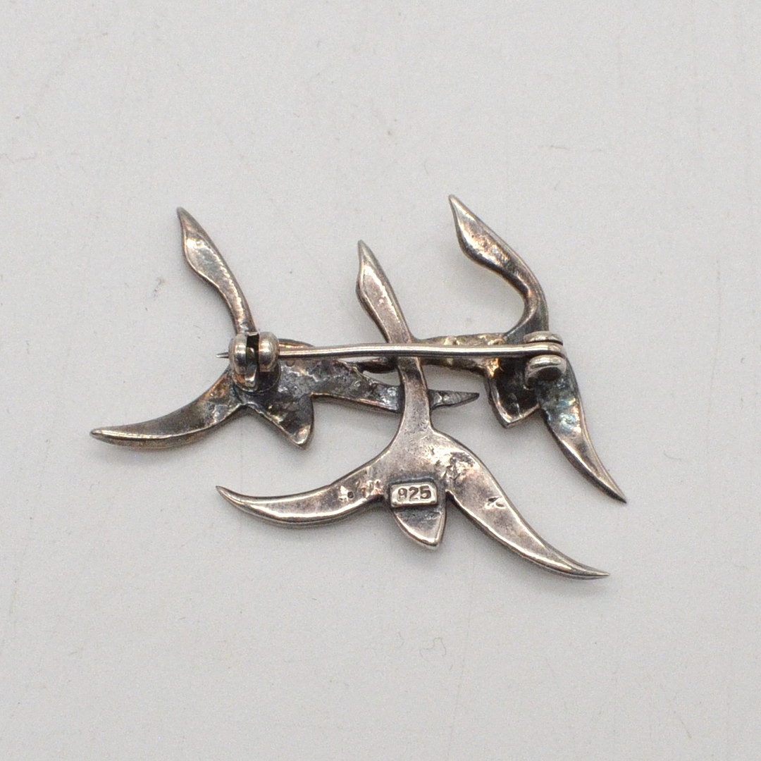 DESIGNERBROSCHE MIT MARKASIT-BESATZ, DREI VÖGEL, FASSUNG AUS STERLINGSILBER, UM 1950.