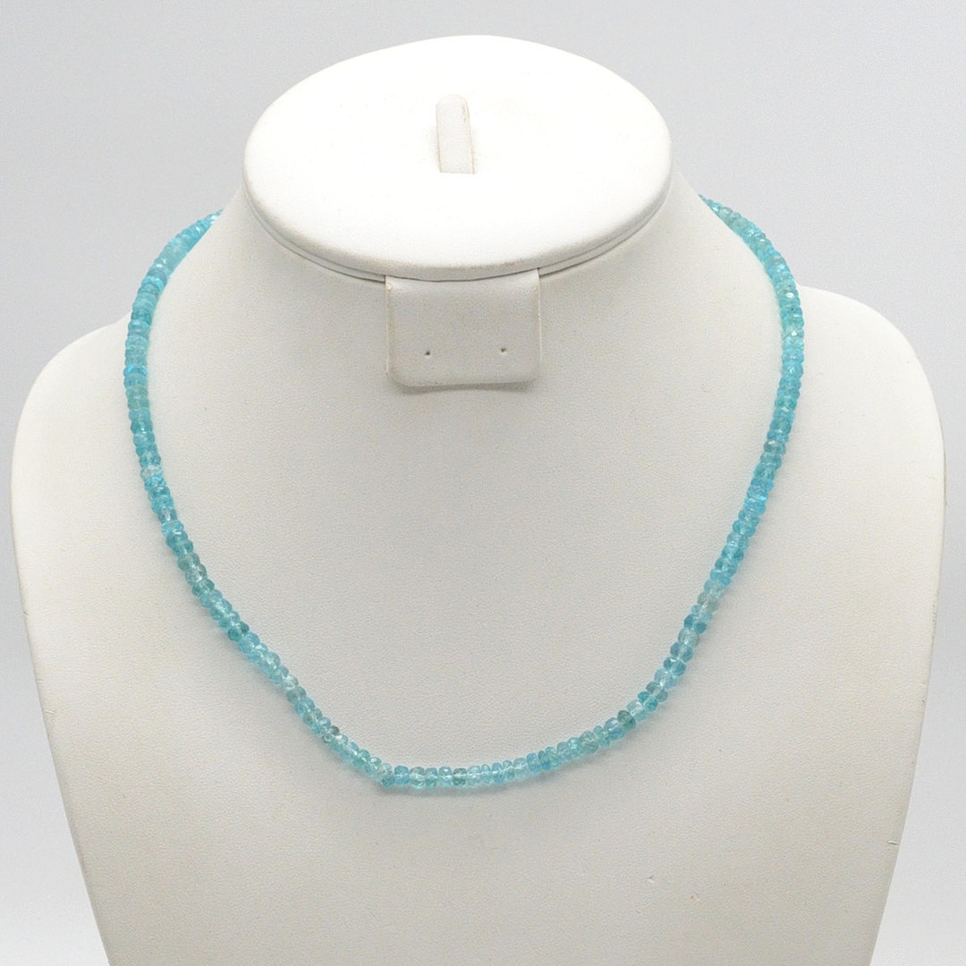 AQUAMARINE COLLIER, FACETTIERTE PERLEN, 14 KARAT KARABINER UND KETTE, 20. JAHRHUNDERT, CA. 50 CM.