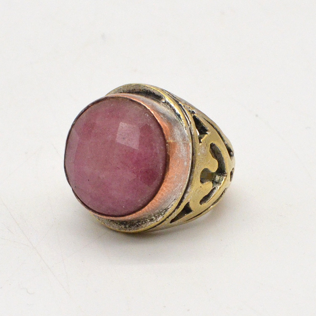 MNG, RING MIT EINEM NATÜRLICHEN RUBIN, FACETTIERTE OBERFLÄCHE, HANDGEMACHTE FASSUNG, 20. JAHRHUNDERT.