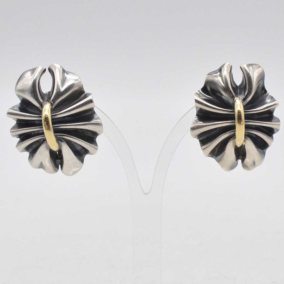 LENE MUNTHE. OHRCLIPS, FÜR GEORG JENSEN, MODELL 400, AUS DUNKEL PATINIERTEM STERLINGSILBER MIT 18 KARAT GOLD DETAIL, VINTAGE.