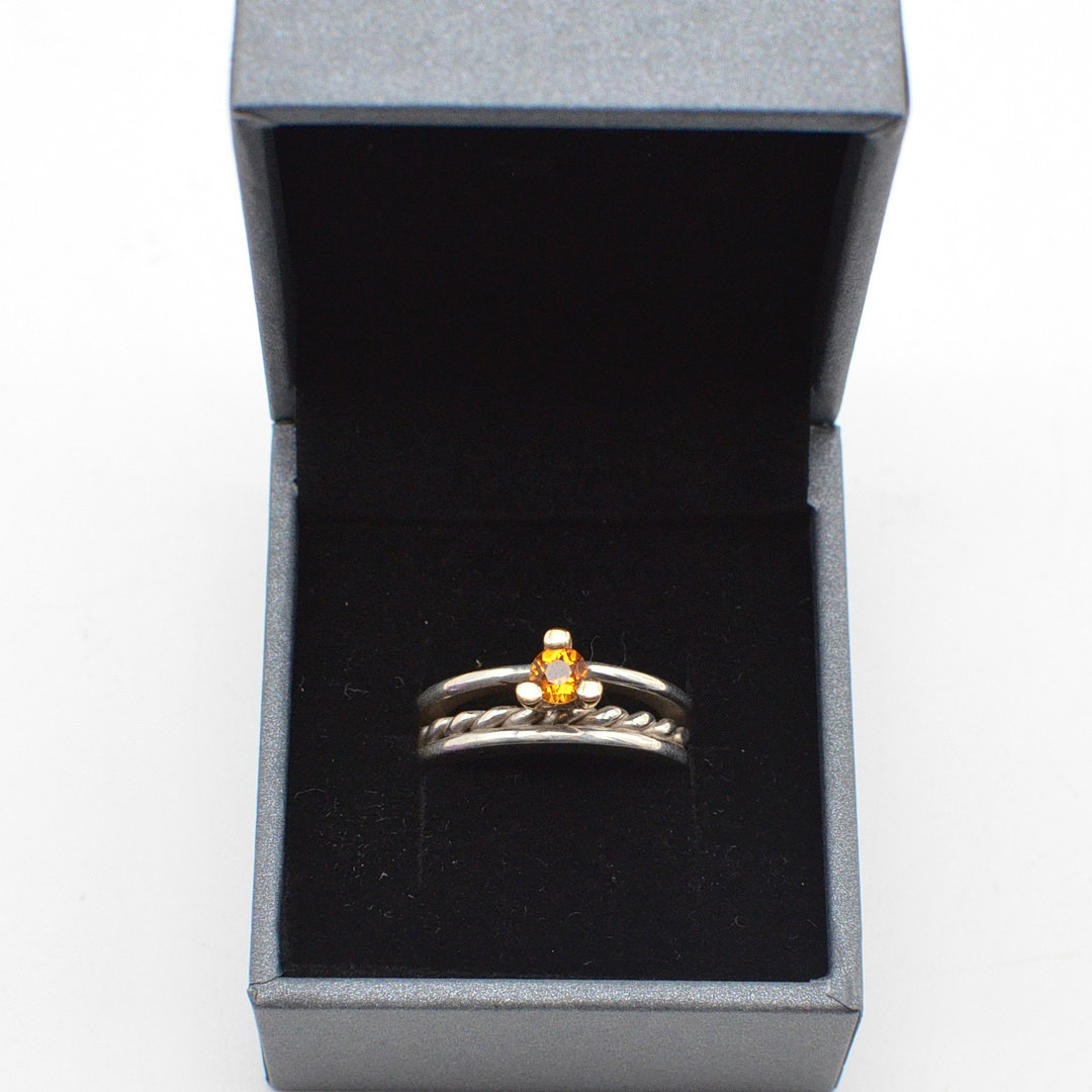 HANDGEMACHTER RING MIT 0,5 KT CITRIN, KRABBENFASSUNG AUS 8 KT GOLD (GEPRÜFT), STERLINGSILBER-FASSUNG, SPÄTES 20. JAHRHUNDERT.