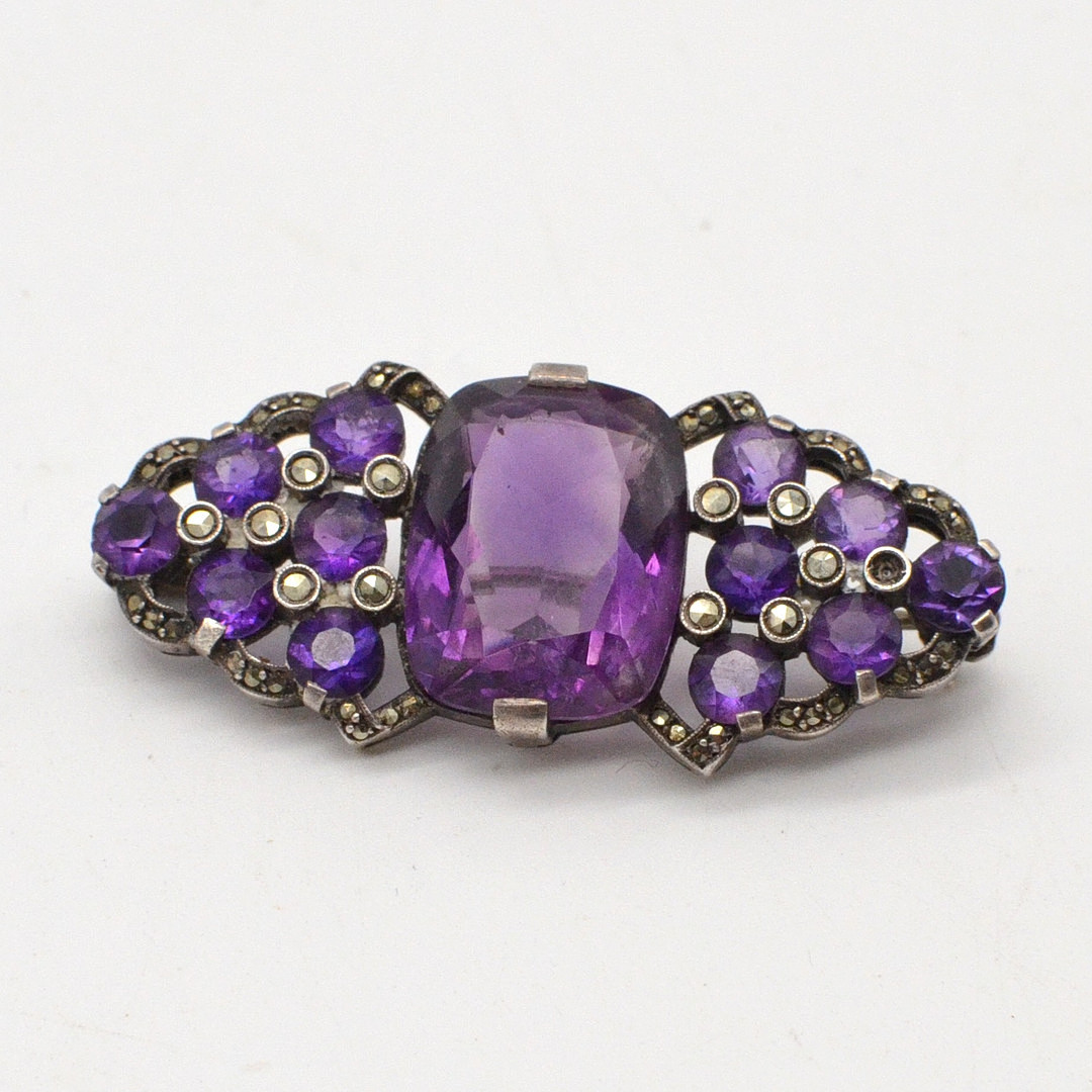 VIKTORIANISCHE BROSCHE, AMETHYST UND MARKASIT, FASSUNG AUS STERLINGSILBER, SPÄTE 19. JAHRHUNDERT.