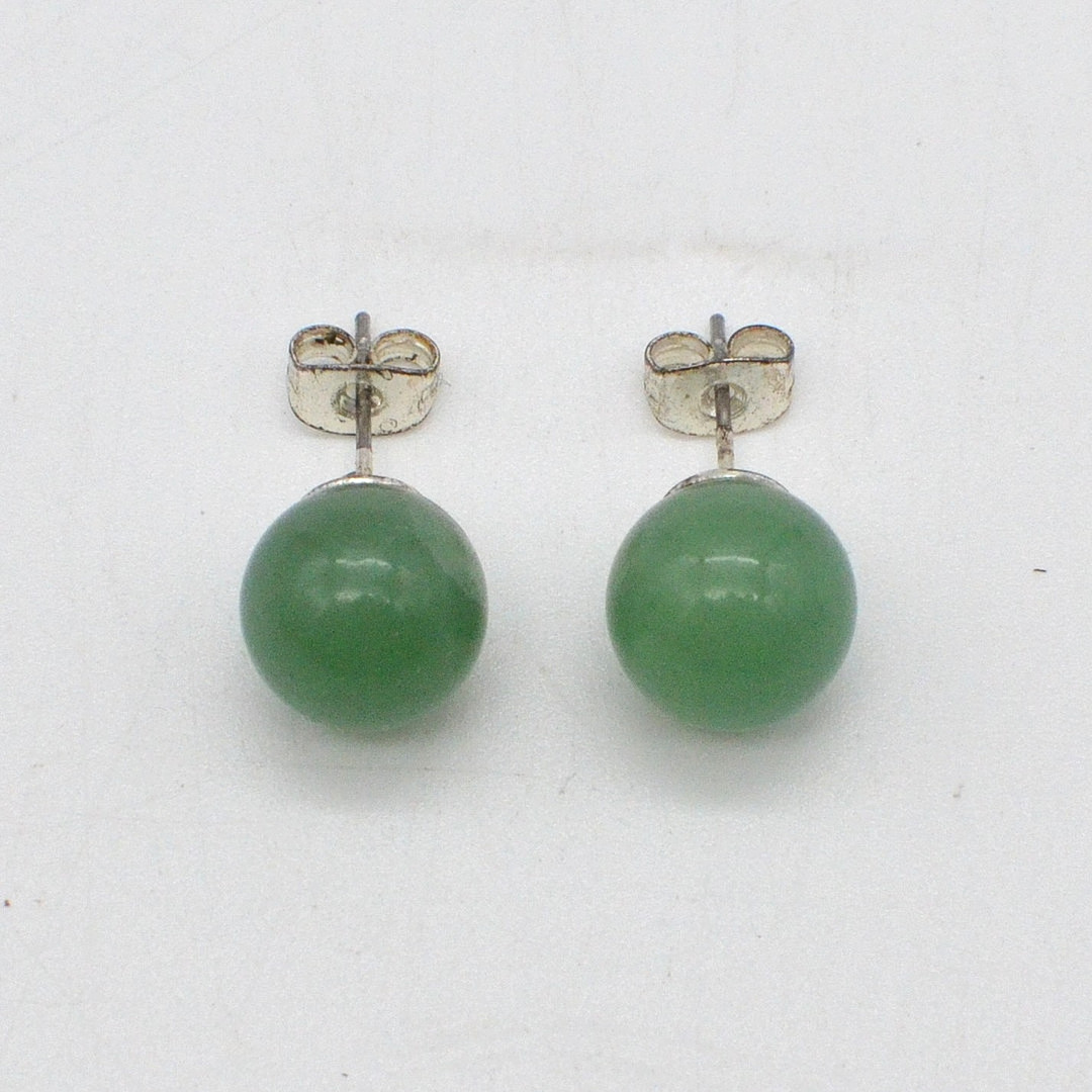 PERLENOHRRINGE AUS JADE, POLIERTE OBERFLÄCHE, VERSILBERTE FASSUNG, VINTAGE, DM CA. 10 MM.