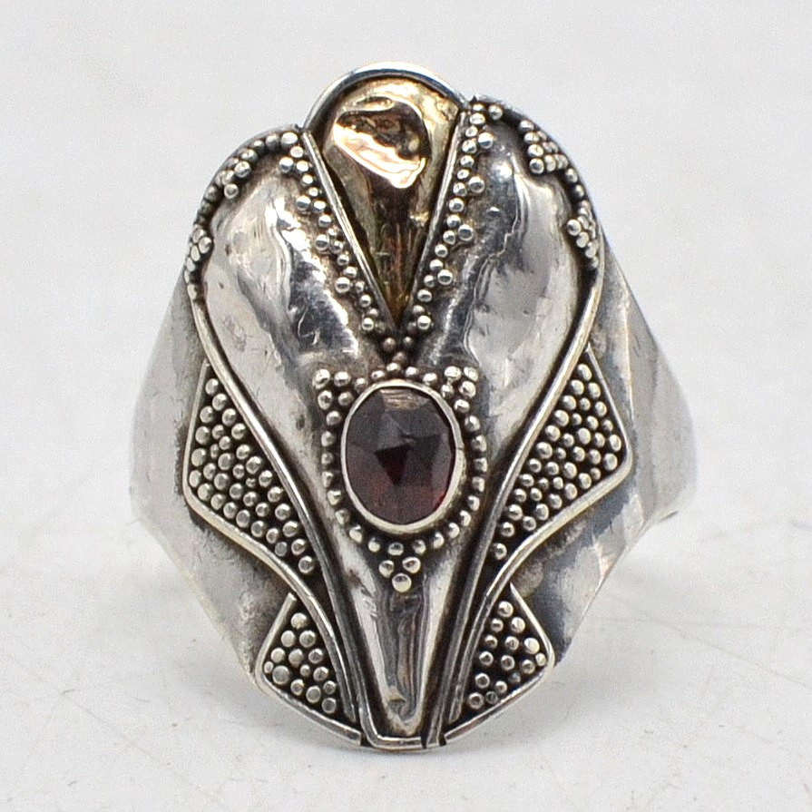JUGENDSTIL RING, AUS STERLINGSILBER MIT EINEM GRANAT, MIT GOLDEINSATZ (GEPRÜFT) 14 KARAT, UM 1900, GRÖSSE NR. 14/ 54 MM UMFANG.