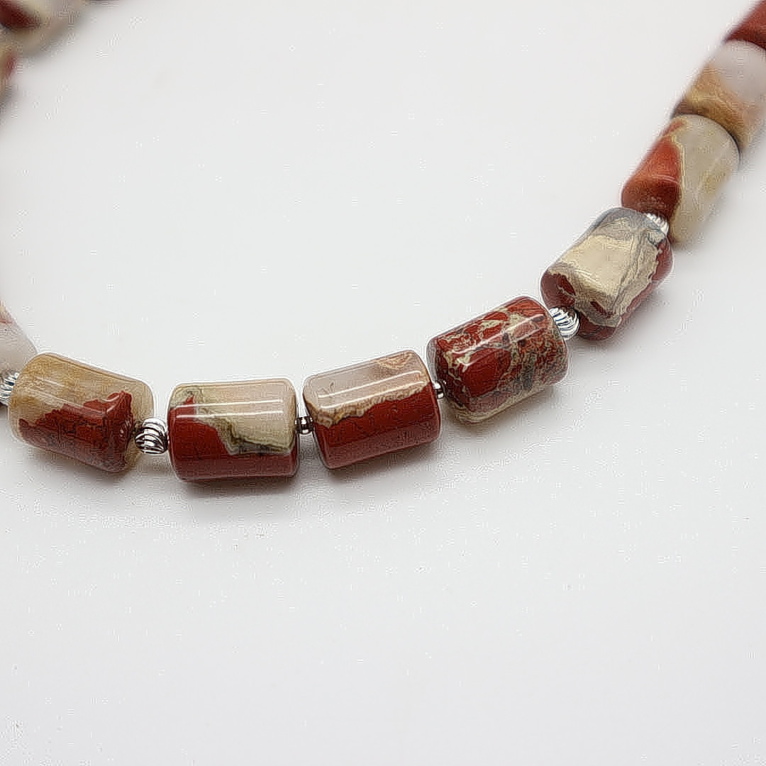 JASPIS EDELSTEINCOLLIER MIT MAGNETVERSCHLUSS UND METALLELEMENTEN, VINTAGE, CA. 44CM.