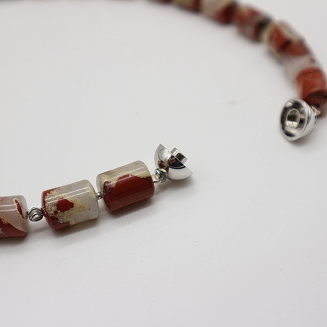 JASPIS EDELSTEINCOLLIER MIT MAGNETVERSCHLUSS UND METALLELEMENTEN, VINTAGE, CA. 44CM.