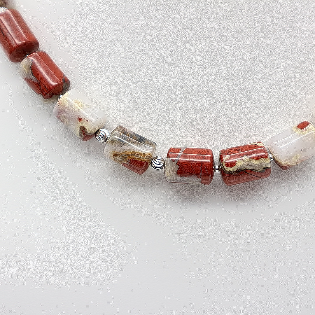 JASPIS EDELSTEINCOLLIER MIT MAGNETVERSCHLUSS UND METALLELEMENTEN, VINTAGE, CA. 44CM.