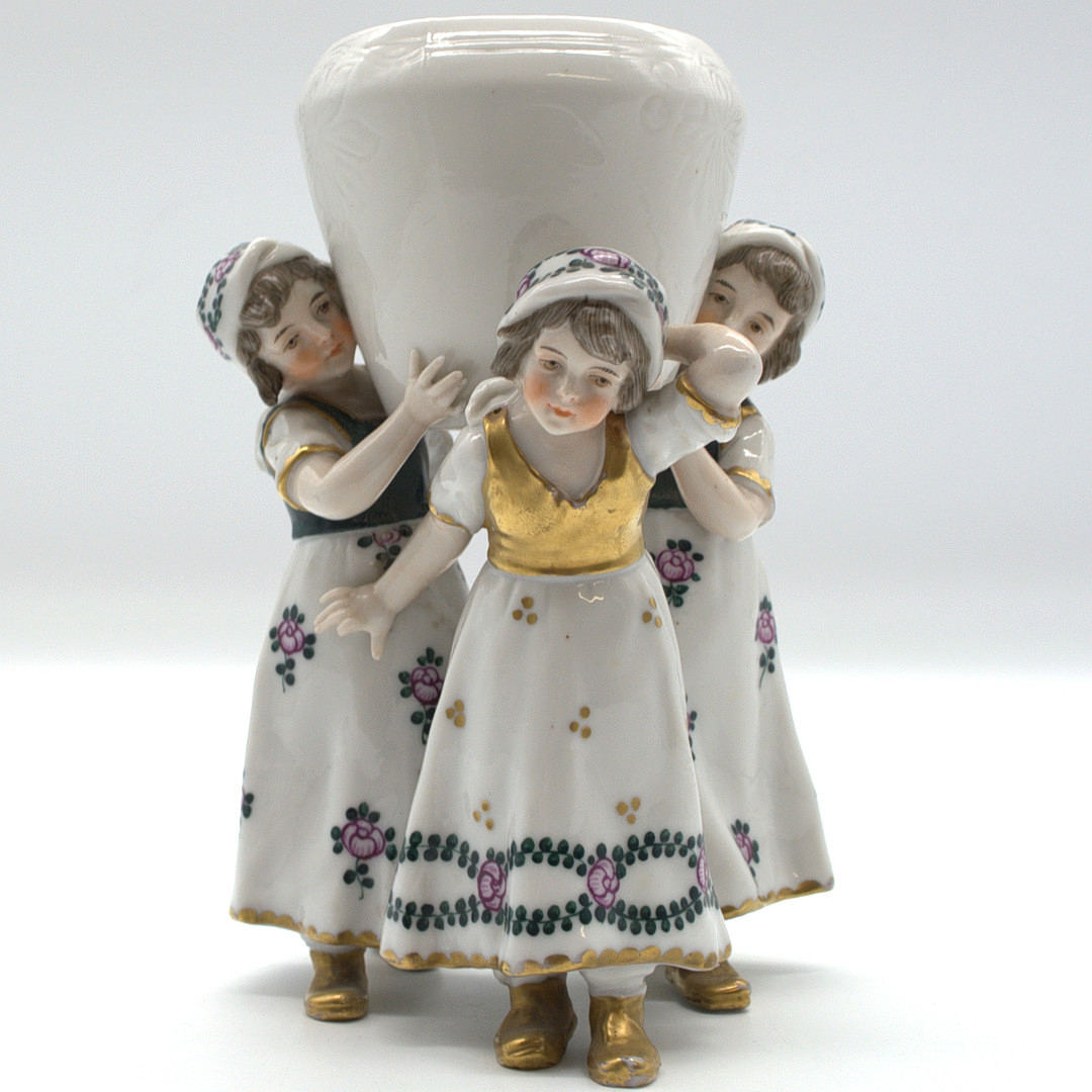 CAPODIMONTE. „NEAPEL“ FIGURENGRUPPE 3 MÄDCHEN TRAGEN VASE , MIT FLORALEN UND GOLD VERZIERUNGEN, HANDGEMALT, ITALIEN 19. JAHRHUNDERT.