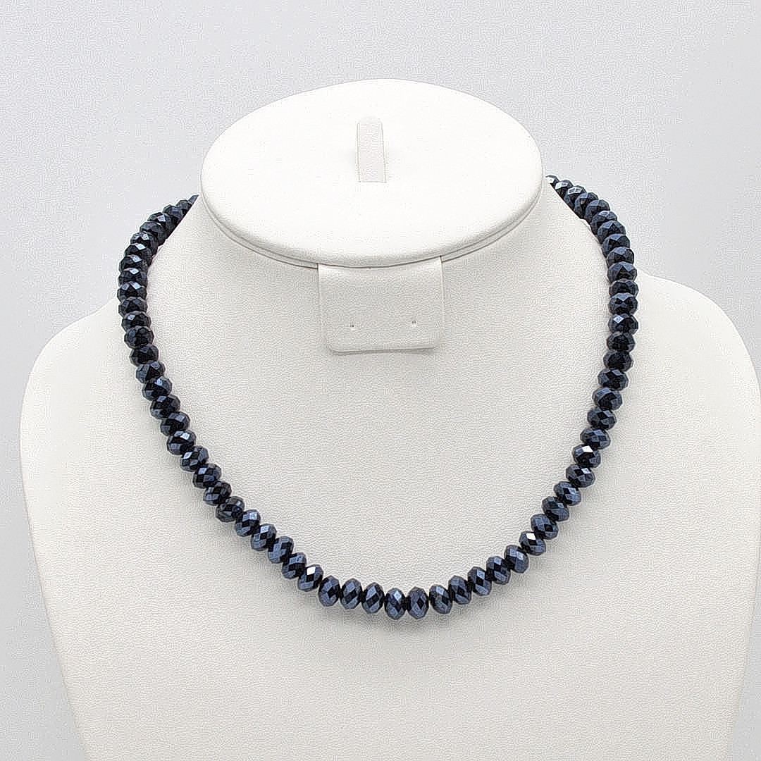 GLAS COLLIER, DUNKELBLAU UND FACETTIERT, ENDLOSKETTE AM FLEXBAND, VINTAGE, CA. 45CM.