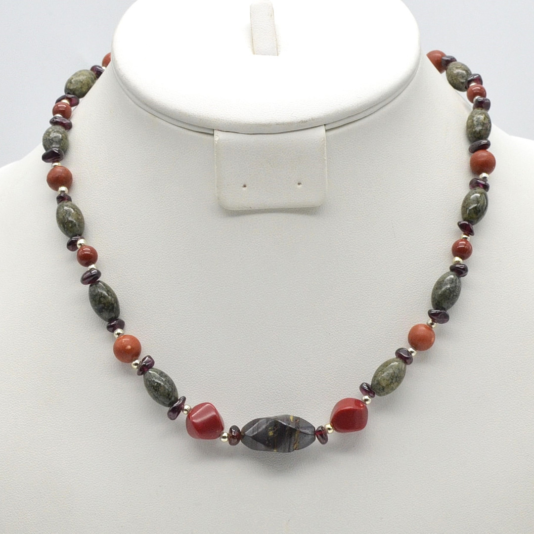 VINTAGE EDELSTEINCOLLIER AUS ALMANDIN, JASPIS UND AVENTURIN, POLIERTE OBERFLÄCHE, MIT SILBERPERLEN UND VERSCHLUSS AUS VERGOLDETEM STERLINGSILBER, CA. 46 CM.