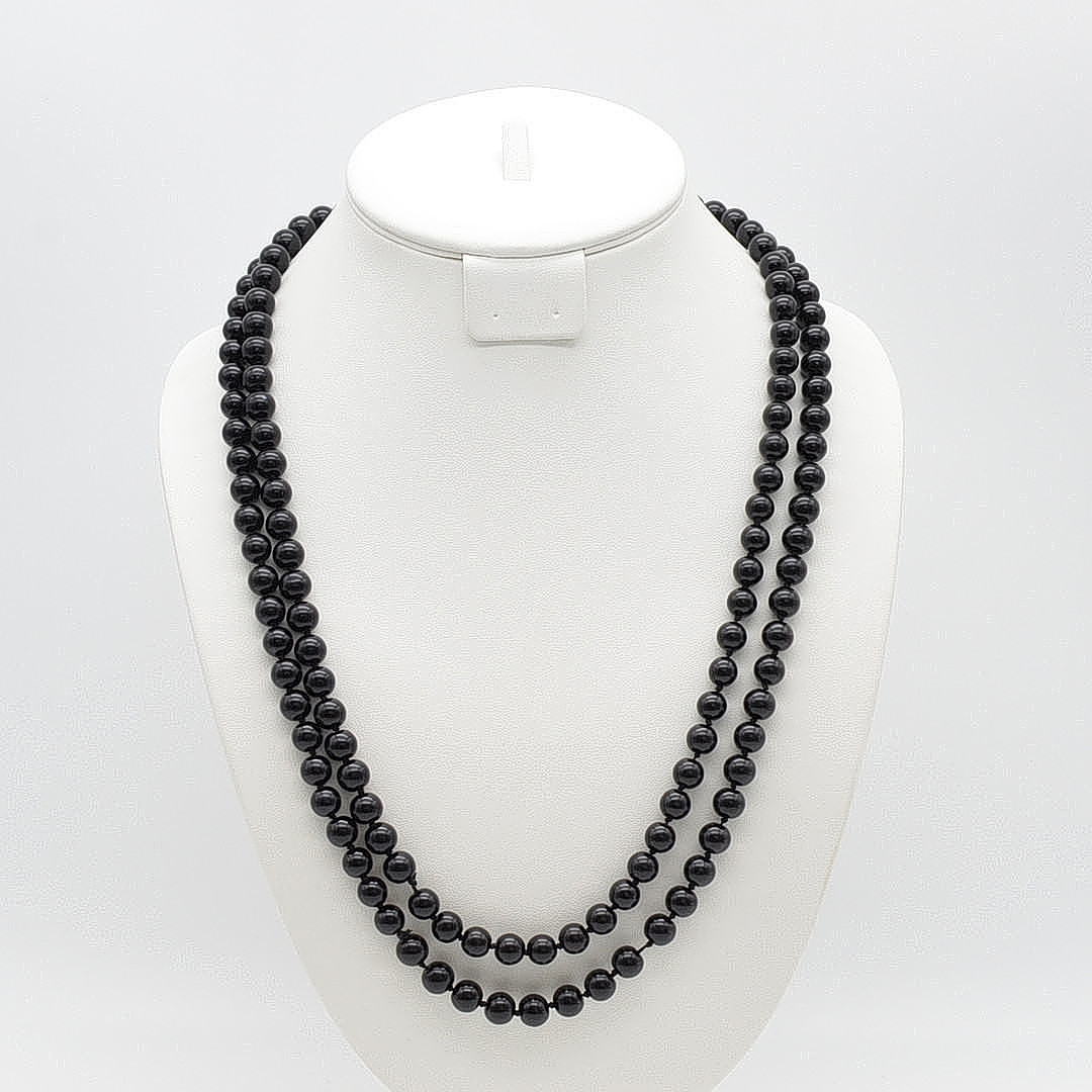 LANGES COLLIER MIT RUNDEN PERLEN, IN SCHWARZ, AUS GLAS, ENDLOS, CA. 128CM.