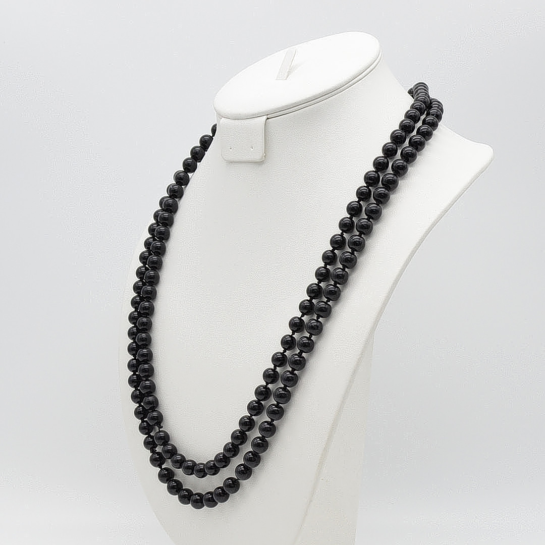 LANGES COLLIER MIT RUNDEN PERLEN, IN SCHWARZ, AUS GLAS, ENDLOS, CA. 128CM.