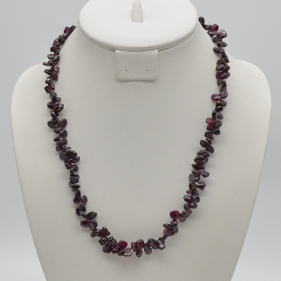 EDELSTEINCOLLIER AUS ALMANDIN, OBERFLÄCHE POLIERT,KUNSTSTOFFFADEN, VERSCHLUSS, VINTAGE, CA. 56 CM.