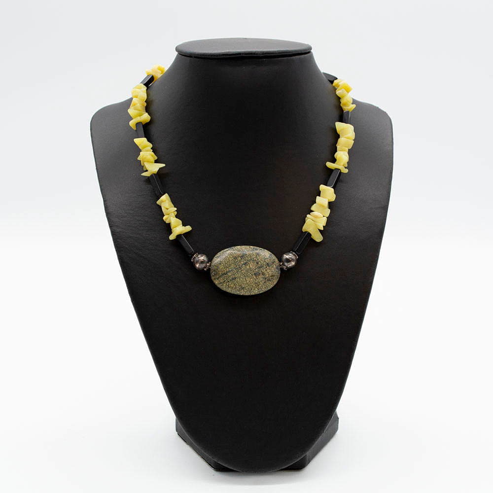 EDELSTEINCOLLIER AUS NEPHRIT MIT GROSSEM SCHLANGENHAUT JASPIS, TRENNPERLEN AUS GLAS, VERSILBERTER HAKENVERSCHLUSS, VINTAGE, CA. 43 CM.