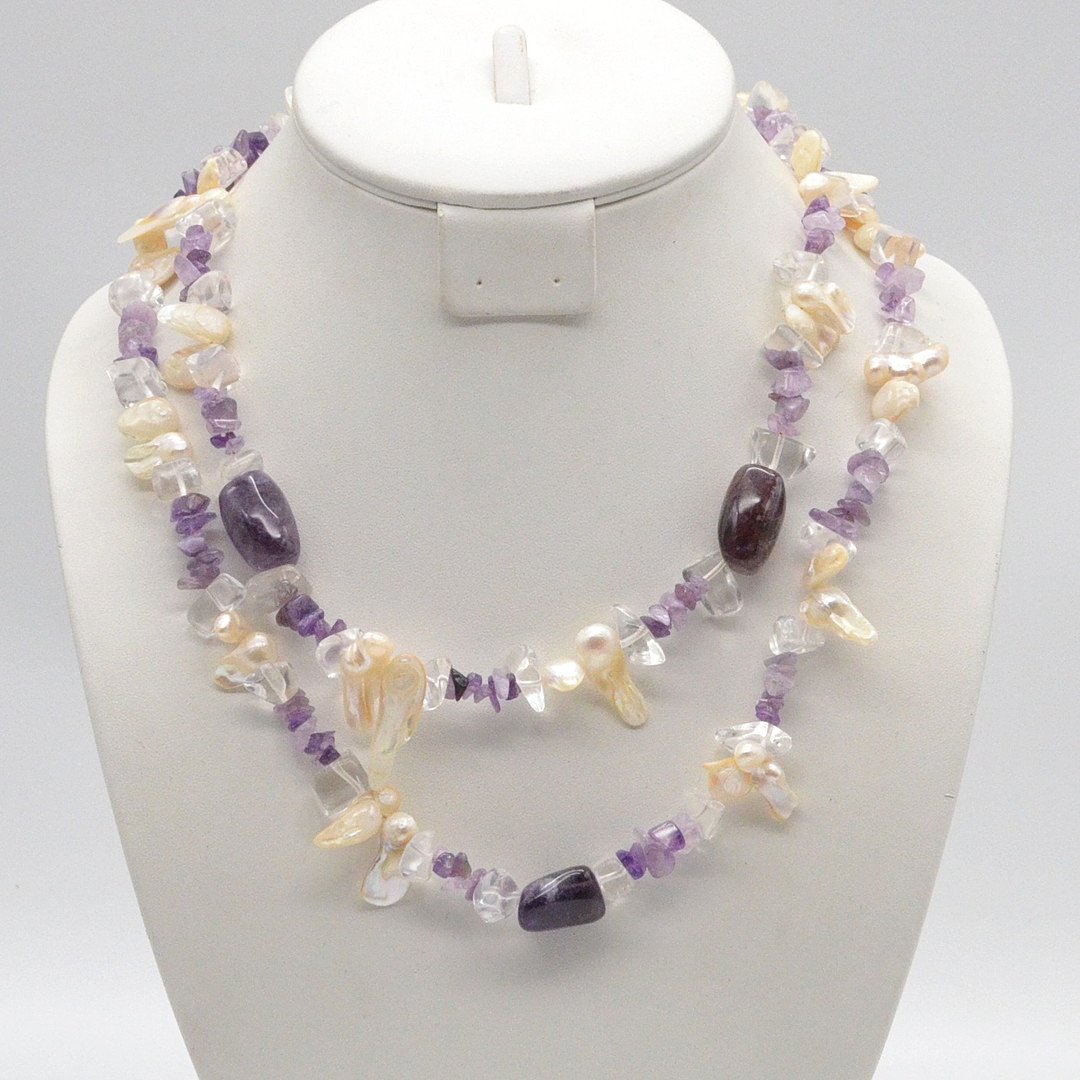 EDELSTEINCOLLIER AUS AMETHYST, BERGKRISTALL UND MUSCHELN, ZWISTRÄNGIG, VERGOLDETER VERSCHLUSS, VINTAGE, CA. 45 CM.