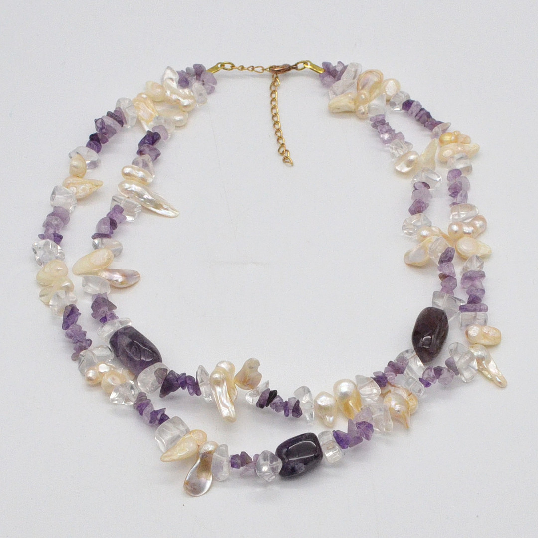 EDELSTEINCOLLIER AUS AMETHYST, BERGKRISTALL UND MUSCHELN, ZWISTRÄNGIG, VERGOLDETER VERSCHLUSS, VINTAGE, CA. 45 CM.