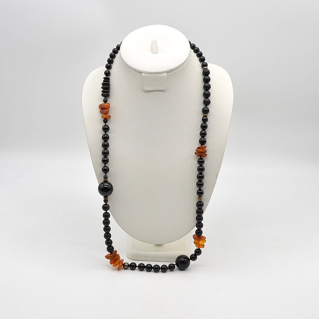 COLLIER AUS BERNSTEIN UND ONYX, MATTIERTE UND POLIERTE PERLEN, VINTAGE, CA. 82CM.