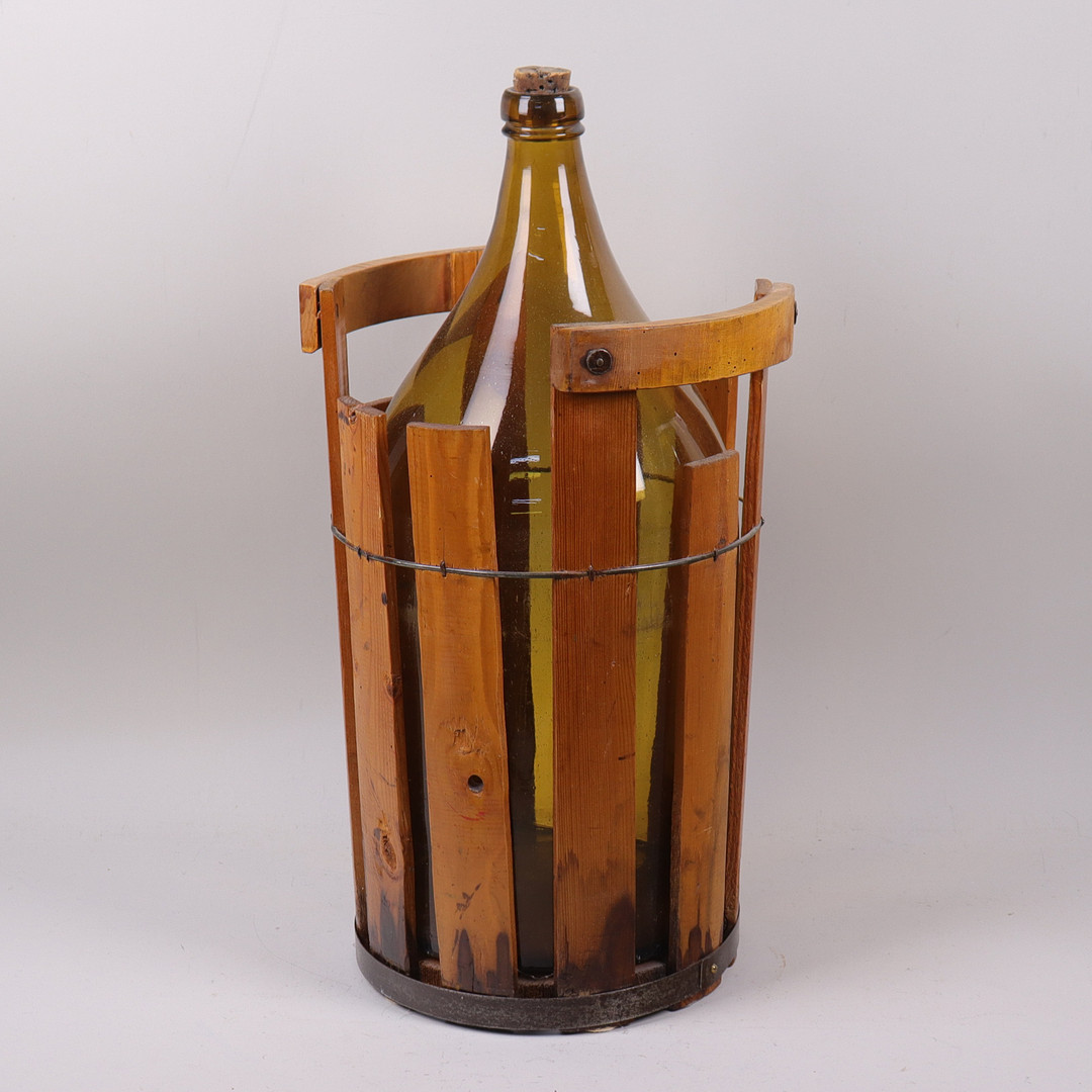 DRICKAFLASKA, brunt glas i träställning, 1900-talets första hälft.