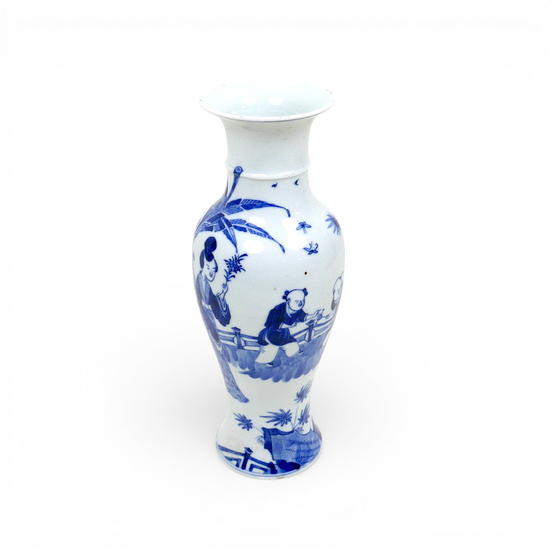 AN 18TH CENTURY CHINESE PORCELAIN BLUE AND WHITE VASE.