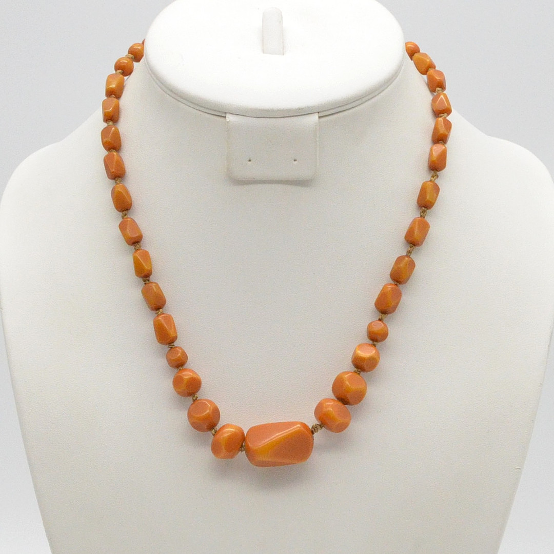 HELLBRAUNES BAKELIT COLLIER, FACETTIERTE PERLEN, BRAUNER FADEN, HANDGEMACHT, ENDLOS, UM 1920ER JAHRE.